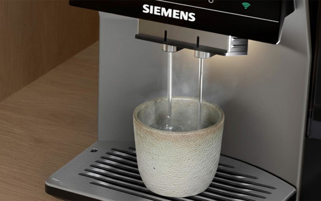 Ekspres SIEMENS EQ.700 TP727E0 Podświetlany wylot kawy wygoda komfort stylowy akcent wzornictwo zdjęcie lifestyle podświetlenie na filiżankę
