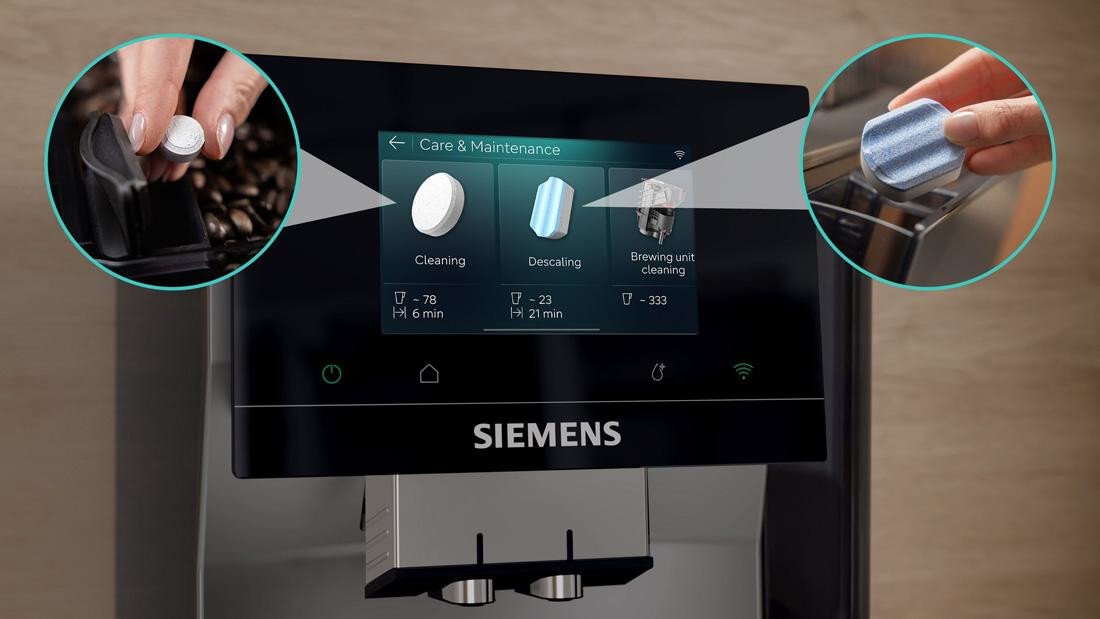 Ekspres SIEMENS EQ.700 TP727E0 Automatyczny system calc'nClean  czyszczenie i odkamienianie w jednym prostym cyklu prezentacja tabletek do czyszczenia i odkamieniania zdjęcie lifestyle