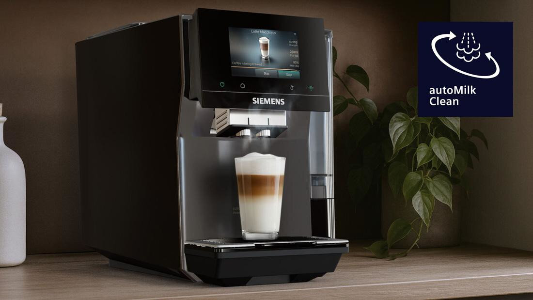 Ekspres SIEMENS EQ.700 TP727E0 Automatyczne czyszczenie system autoMilk Clean czyszczenie systemu spieniania higiena prezentacja ekspresu zdjęcie lifestyle ukos