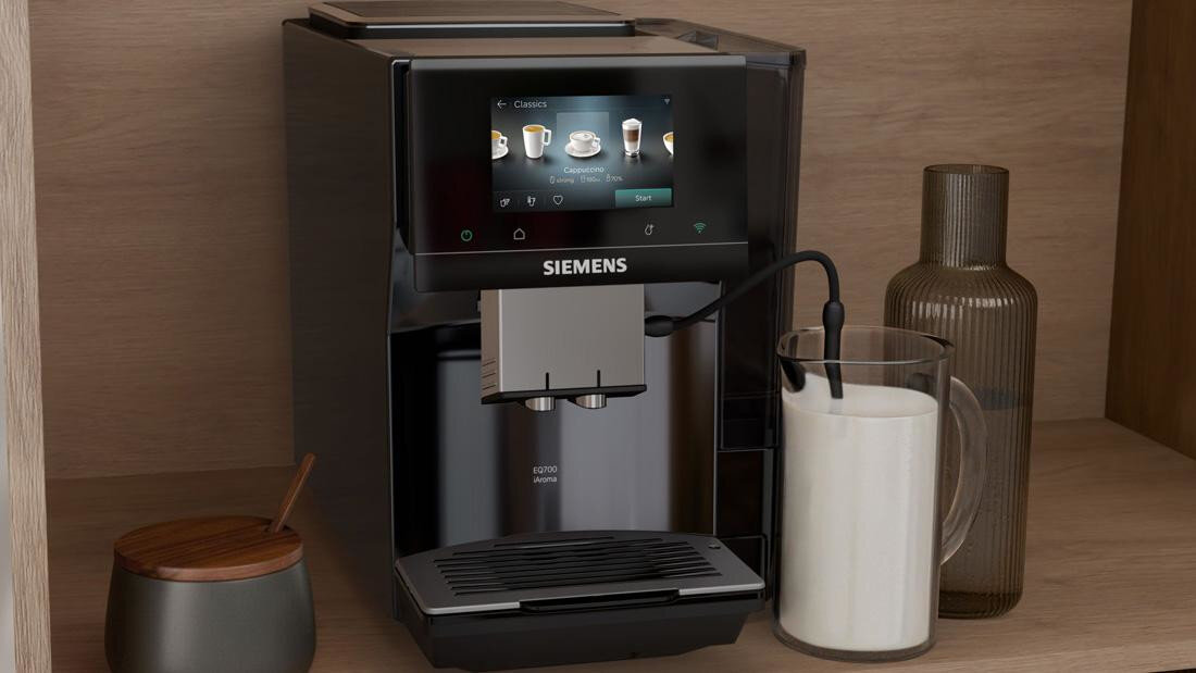 Ekspres SIEMENS EQ.700 TP727E0 za dotknięciem przycisku latte macchiato, kremowe cappuccino czy ekstra mocne espresso funkcji oneTouch  System automatycznie przygotowuje zarówno kawę, jak i mleczne specjały  upodobania zdjęcie lifestyle kawy