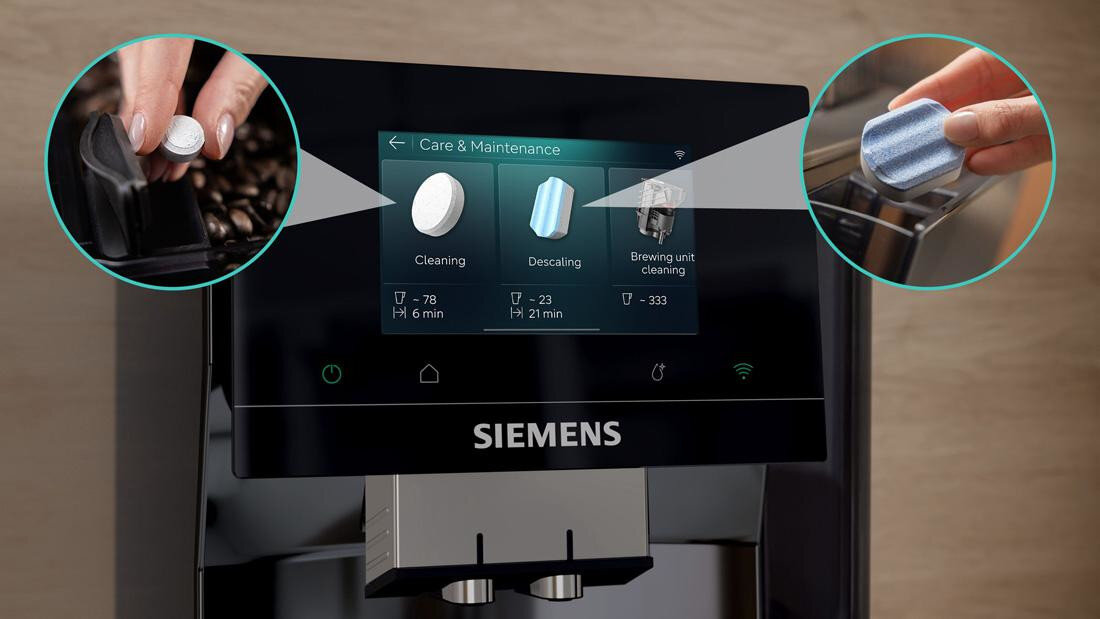 Ekspres SIEMENS EQ.700 TP727E0 Automatyczny system calc'nClean  czyszczenie i odkamienianie w jednym prostym cyklu prezentacja tabletek do czyszczenia i odkamieniania zdjęcie lifestyle