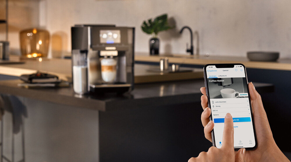 Ekspres SIEMENS EQ.700 TQ723E03 prezentacja Aplikacji Home Connect zdjęcie lifestyle pojedynczy napój dla siebie lub stworzyć całą listę napojów dla swoich gości  włoskiej espresso, indyjskiego Kappi czy australijskiego Flat White oraz 21 innych przepisów