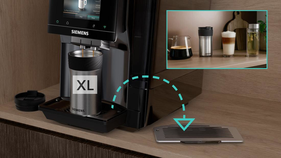 Ekspres SIEMENS EQ.700 TQ723E03 Taca dostosowana do napojów Praktyczna taca na kubek podróżny regulowana wysokość dopasowanie kubków ToGo z napojów w rozmiarze XL prezentacja ekspresu z wyjmowaną tacką zdjęcie lifestyle