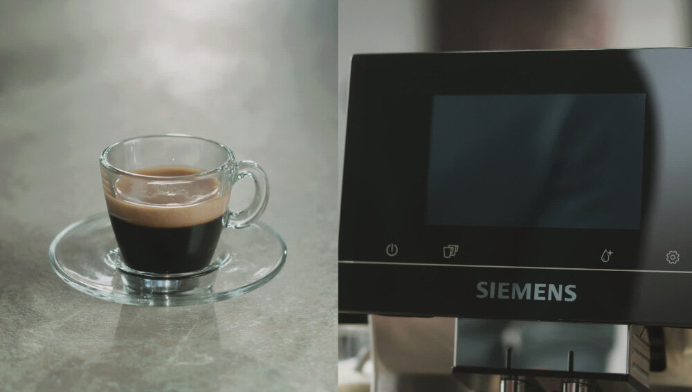 Ekspres SIEMENS EQ.700 TQ723E03 Najważniejsze cechy Funkcja zeroEnergy Auto-off automatycznie wyłącza urządzenie korzyści dla środowiska i portfela zbliżenie na kawę zbliżenie na zgaszony wyświetlacz zdjęcie lifestyle
