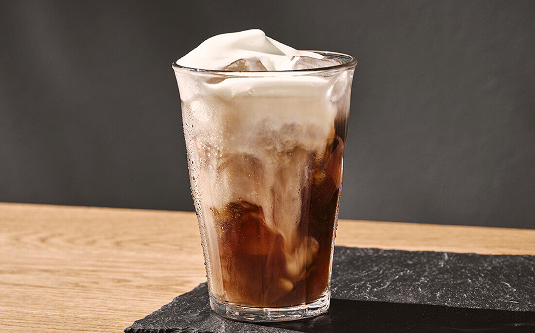 Ekspres SIEMENS EQ.700 TQ723E03 prezentacja kawy z mleczną pianką przepływowy podgrzewacz wody pompa systemu iAroma