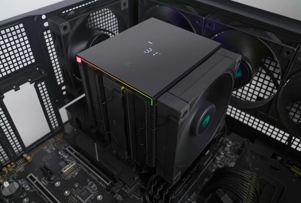 Komputer MAD DOG Powered By Asus DEEPCOOL360-A04DR32 System chłodzenia procesora z dużym radiatorem i wentylatorami, zamontowany wewnątrz obudowy, chłodzenie procesora, temperatura, głośność, radiator, podświetlenie