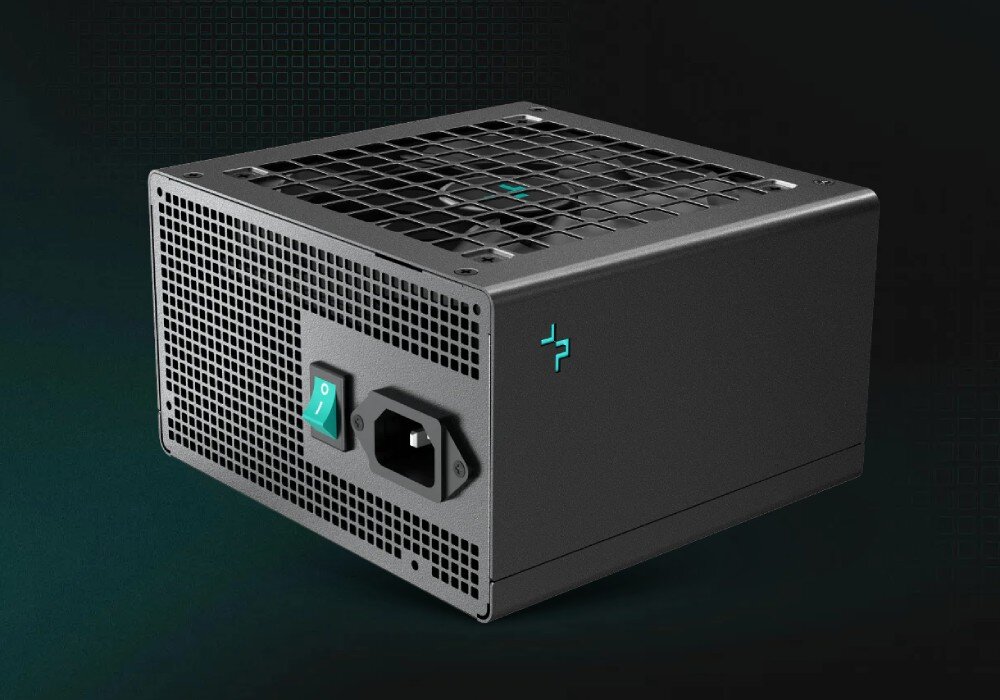 Na obrazie widoczny jest czarny zasilacz komputerowy z kratką wentylacyjną na górze i włącznikiem zasilania obok gniazda zasilania. Na obudowie znajduje się niebieskie logo w kształcie litery \'F\'.