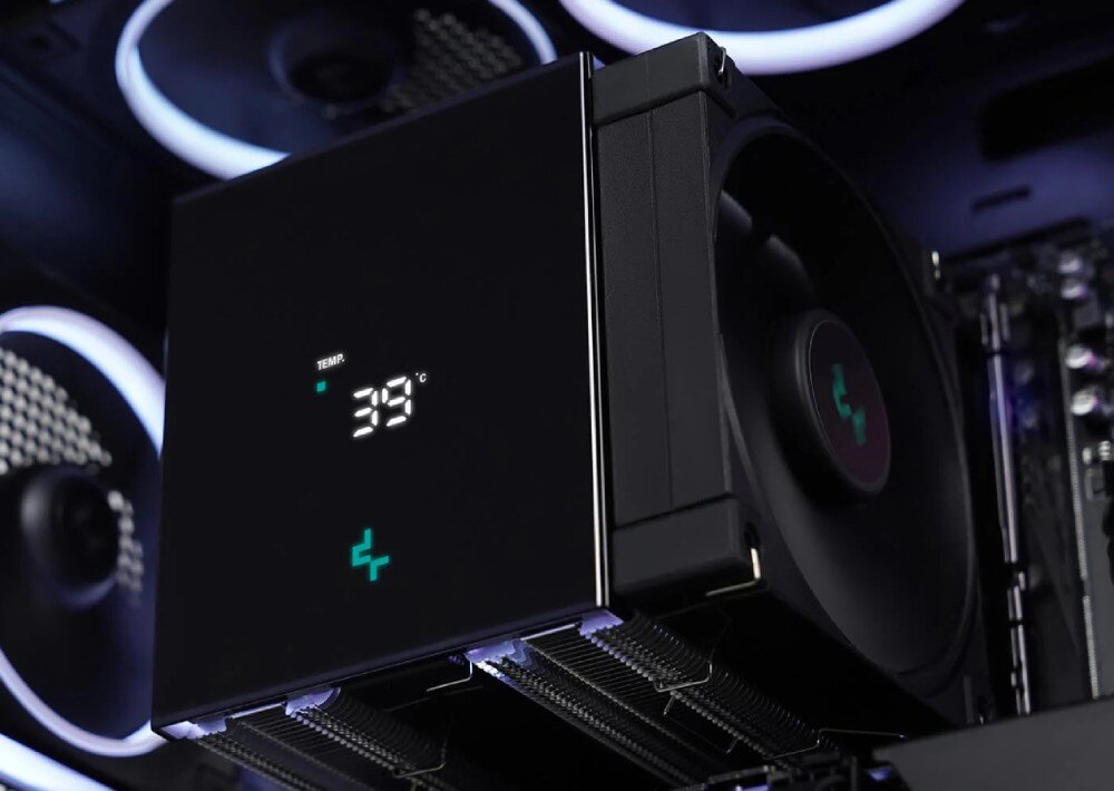 Komputer MAD DOG DEEPCOOL360-I04DR32 Zbliżenie na chłodzenie procesora z dużym wentylatorem i cyfrowym ekranem pokazującym temperaturę, chłodzenie procesora, wyświetlacz, wentylator, głośność