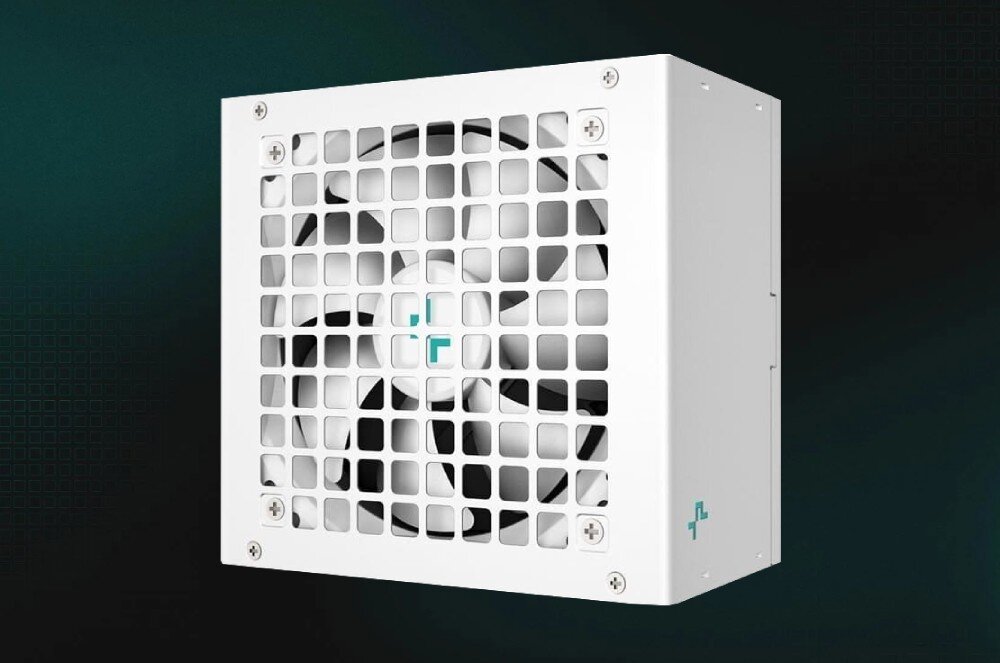 Komputer MAD DOG DEEPCOOL360-WH-A02DR32 Biała jednostka zasilająca na ciemnym tle z dziurkowaną kratką na boku, przez którą widać duży wentylator z drobnym znakiem graficznym na środku