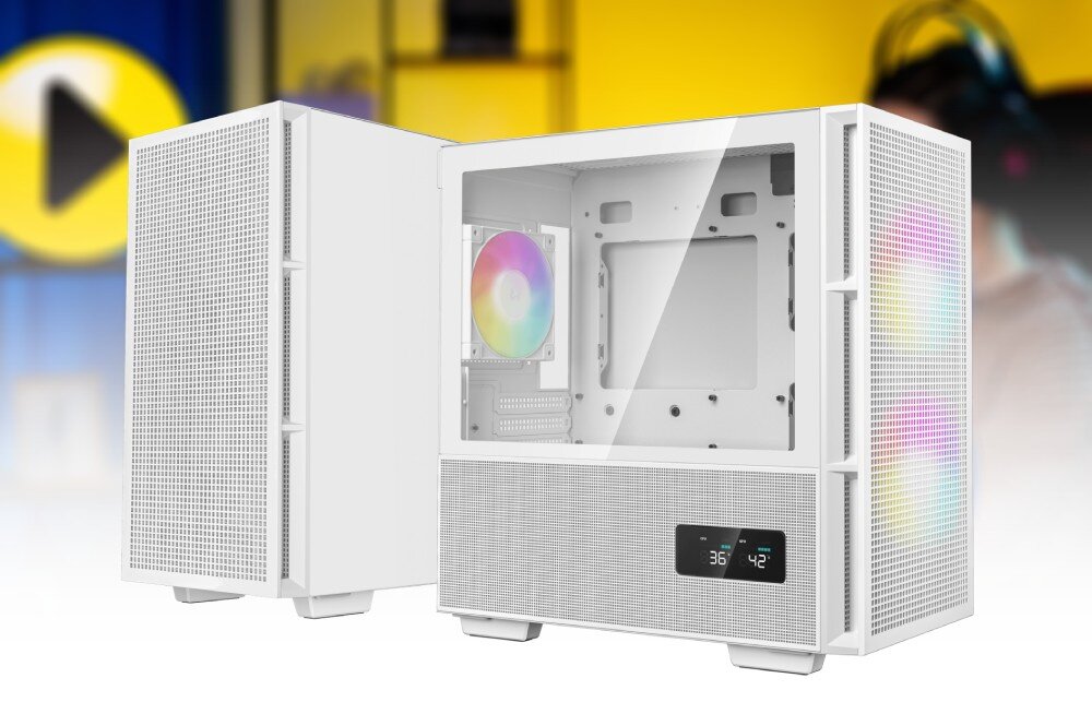 Komputer MAD DOG DEEPCOOL360-WH-A02WR32WH Dwie białe obudowy komputerowe na rozmytym tle, przednia ze szklanym bokiem odsłaniającym kolorowy wentylator oraz z małym ekranem cyfrowym w dolnej części