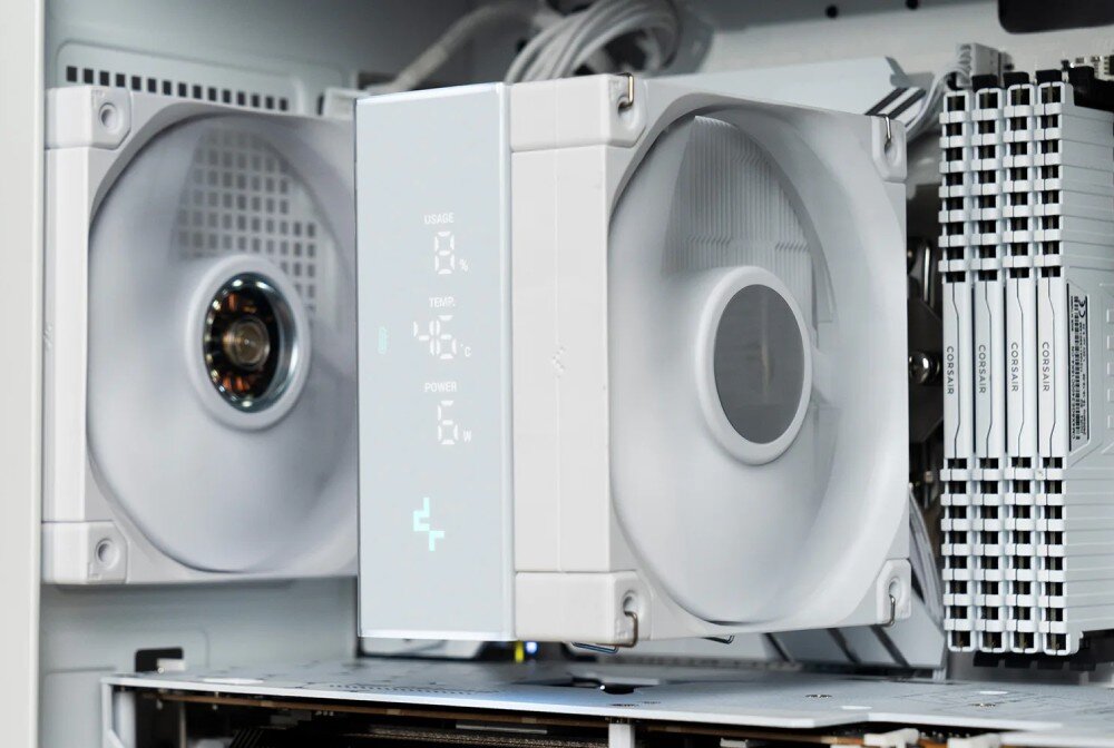 Komputer MAD DOG DEEPCOOL360-WH-A02WR32WH Zbliżenie na białe chłodzenie procesora z dużym wentylatorem i cyfrowym ekranem pokazującym temperaturę, obciążenie i zużycie energii, chłodzenie procesora, wyświetlacz, wentylator