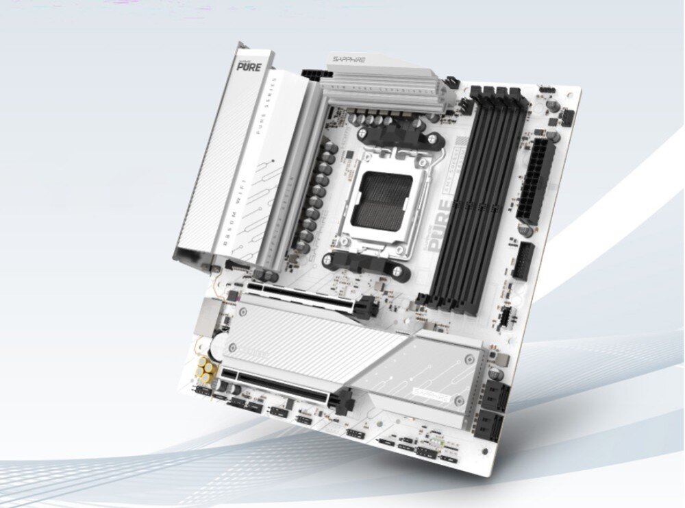 Komputer MAD DOG DEEPCOOL360-WH-A02WR32WH Biała płyta główna umieszczona ukośnie z widocznymi srebrnymi elementami chłodzącymi, centralnym gniazdem na procesor oraz czterema czarnymi gniazdami pamięci