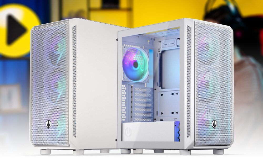 Komputer MAD DOG ENDORFY500ARGB-WH-A03WR32WP Dwie białe obudowy na niewyraźnym, żółto-niebieskim tle z widocznymi z przodu i z boku siatkami, przy czym jedna ma otwarty szklany panel boczny, za którym kryje się podświetlany wentylator i metalowe wnętrze