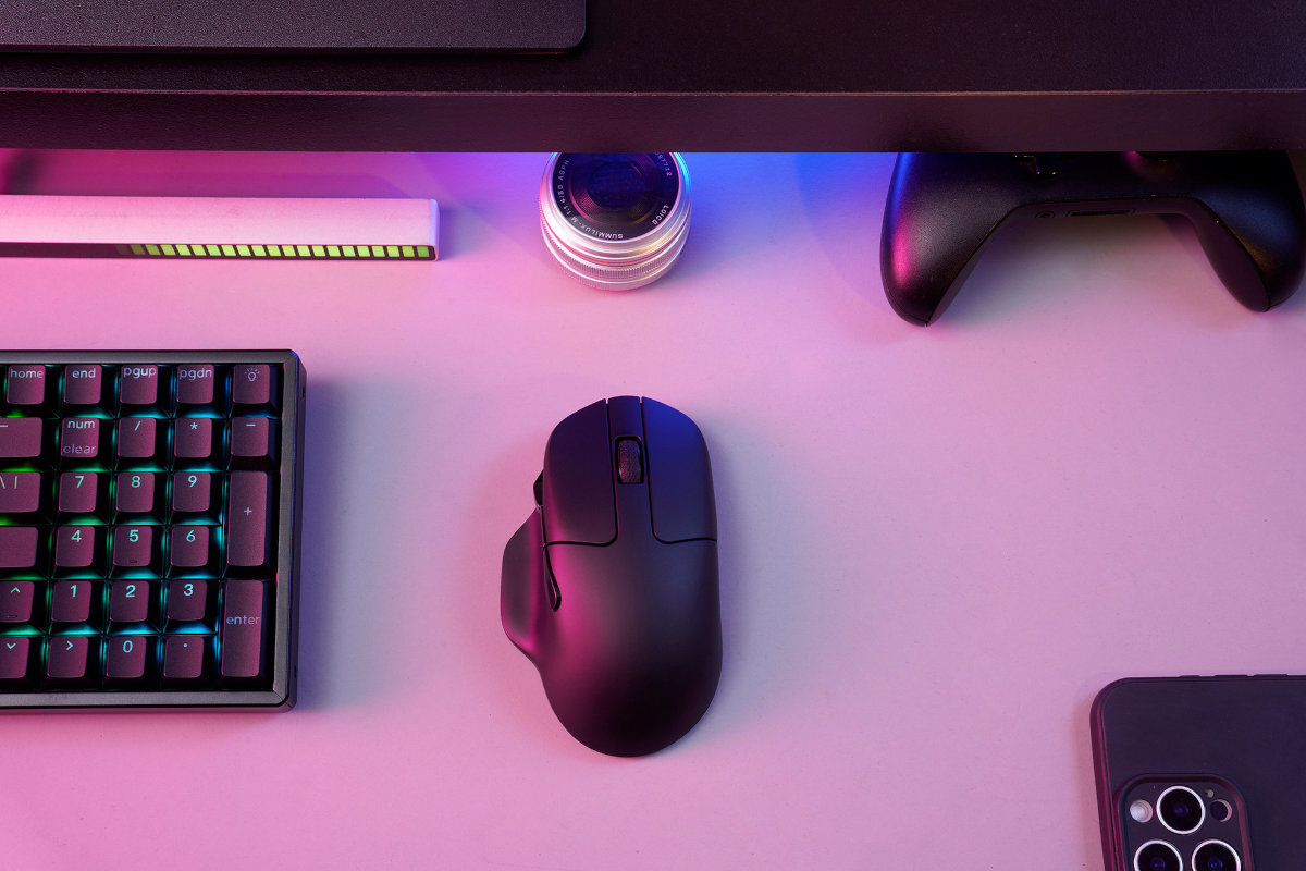 KEYCHRON M7 Tryb Tryb 2.4 GHz z odbiornikiem USB-A niską latencję szybką reakcję i wysoką precyzję Bluetooth USB-C jednoczesnego ładowania i pracy przewodowej - mysz od góry w kolorze czarnym na blacie