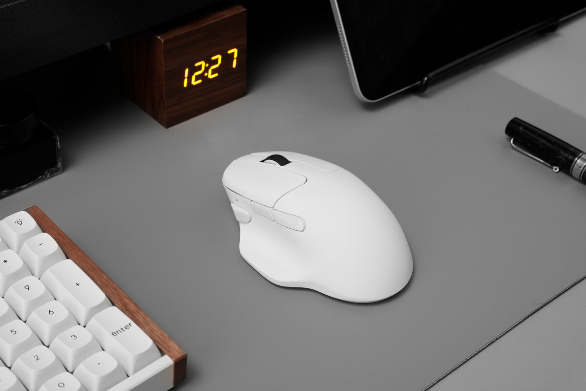 KEYCHRON M7 bateria o pojemności 600 mAh 140 godzin działania w trybie 70 godzin w trybie 1K grać i pracować bez przerw - biała mysz na podkładce
