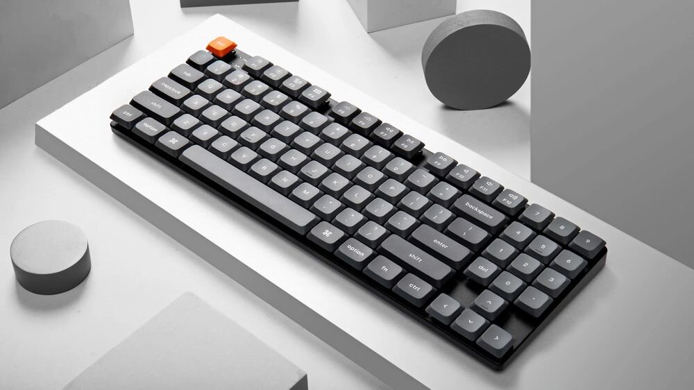 Keychron K13 Max - klawiatura w jasnym otoczeniu brył trójwymiarowych