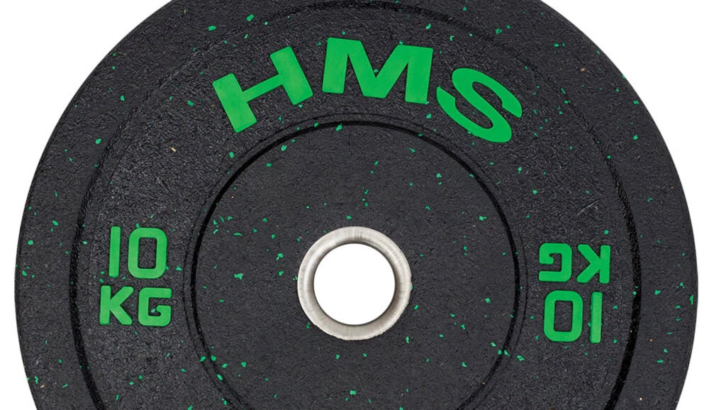 Obciążenie HMS HTBR10 (10 kg) białe tło zbliżenie na oznaczenie wagi kalibrowane wagowo i wymiarowo w granicach od -1% do +1% rzeczywista masa pozostaje bardzo bliska deklarowanej wartości 10 kg większa kontrola i powtarzalność wyników bardziej świadomy rozwój siły lepsze monitorowanie postępów w treningu wyraźne oznaczenie masy na powierzchni