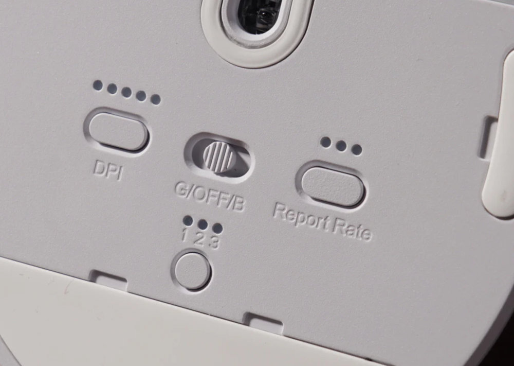 KEYCHRON M5 sensor PixArt 3950 rozdzielczością aż do 12 000 DPI polling rate 1000 Hz - zbliżenie na przełączniki od spodu myszki