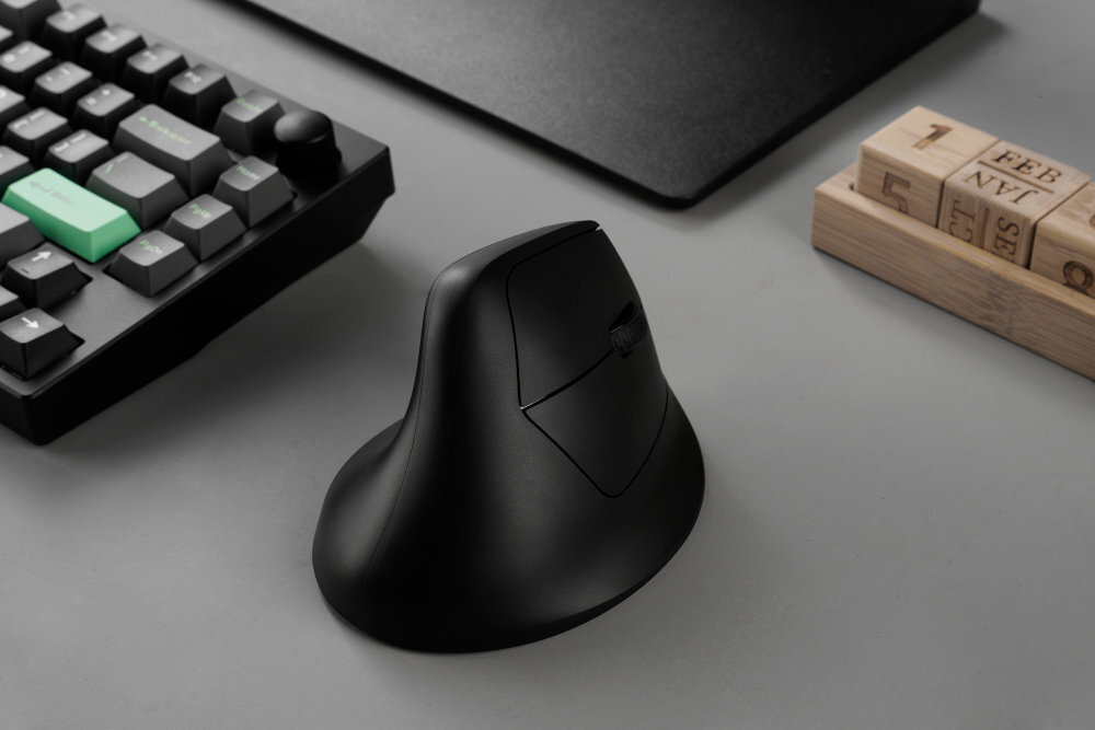 KEYCHRON M5 trzy opcje połączenia: stabilną 2.4 GHz Bluetooth 5.1 tryb przewodowy przez USB‑C Polling rate przewodowym i 2.4 GHz 8000 Hz, Bluetooth 125 Hz - mysz w kolorze czarnym obok klawiatury z zielonymi klawiszami