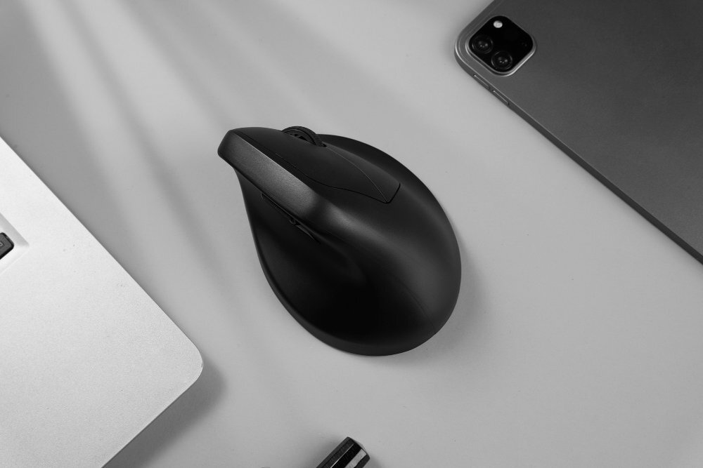 KEYCHRON M5 bateria o pojemności 600 mAh 140 godzin (1K polling rate) 120 godzin (Bluetooth) grać i pracować bez przerw - Czarna mysz komputerowa na białym biurku, obok klawiatury i długopisu mysz obok tabletu i laptopa