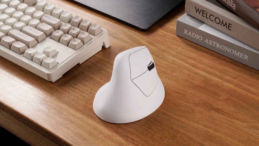 KEYCHRON M5 Odłączany kabel USB-C/USB-C długości 180 cm trybie przewodowym, jednocześnie ładując mysz Solidny przewód wysokiej jakości - myszka w kolorze białym na drewnianym biurku