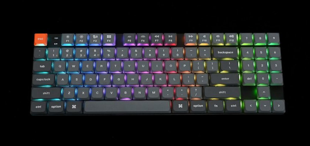 Keychron K13 Max podświetlenie RGB różnymi efektami świetlnymi regulacją jasności Zastosowane keycapy PBT profilu LSA technologii podwójnego formowania - klawiatura mechaniczna z włączonym, wielokolorowym podświetleniem RGB zaprezentowana centralnie na czarnym tle.