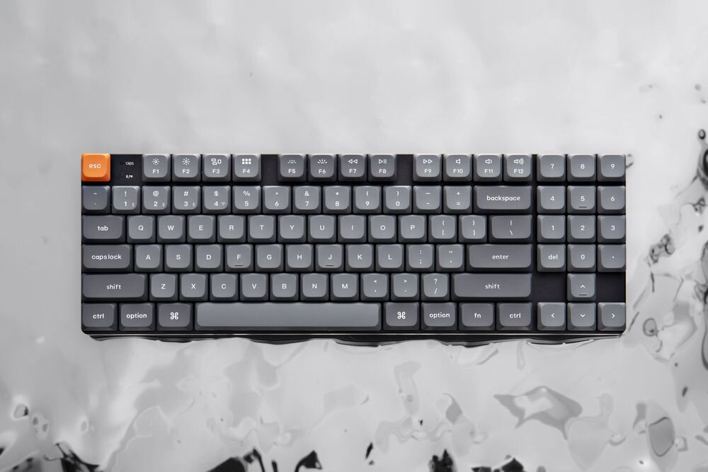 Keychron K13 Max układ 80%, pełny blok numeryczny Konstrukcja o wymiarach 346 × 118,5 × 24,1 mm masa wynosząca około 600 g - klawiatura zaprezentowana w widoku od góry na jasnym tle z artystycznym motywem rozpływającego się płynu lub dymu.