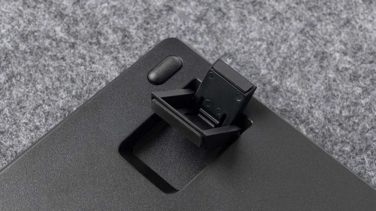 Keychron K8 Max Keycapy tworzywa PBT metodą double-shot Profil OSA trzystopniowa regulacja kąta nachylenia klawiatury - Zbliżenie na rozłożoną nóżkę regulacyjną znajdującą się na spodzie klawiatury.