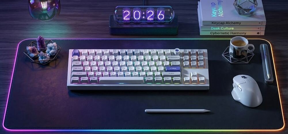 KEYCHRON Q3 HE 8K wyłącznie w trybie przewodowym kabla USB-C/USB-C polling rate 8000 Hz - klawiatura przed monitorem