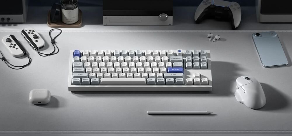 KEYCHRON Q3 HE 8K KEYCHRON Q3 HE 8K 365 × 137 × 31 mm 2,26 kg Lekka konstrukcja stabilna rama - klawiatura na białym blacie, obok myszka 