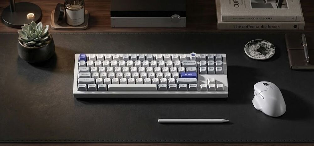 KEYCHRON Q3 HE 8K Anti-ghosting N-Key Rollover graczy i użytkowników - klawiatura na ciemnej podkładce z klimatycznym światłem