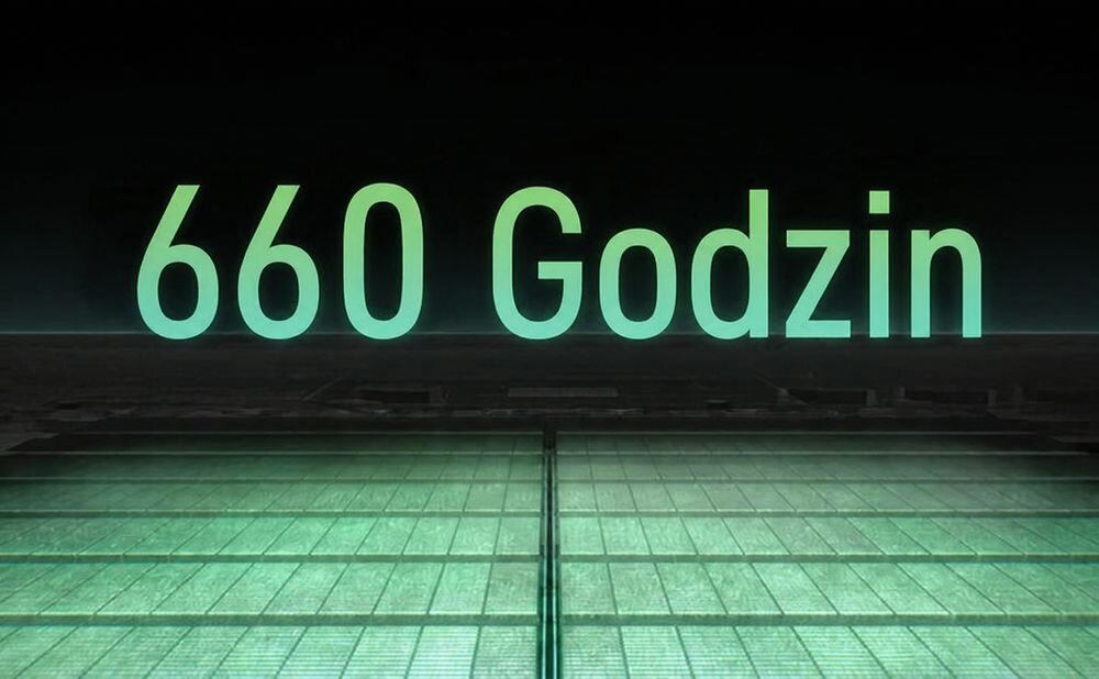 Na obrazie widoczny jest napis \'660 Godzin\' na tle ciemnozielonej powierzchni.