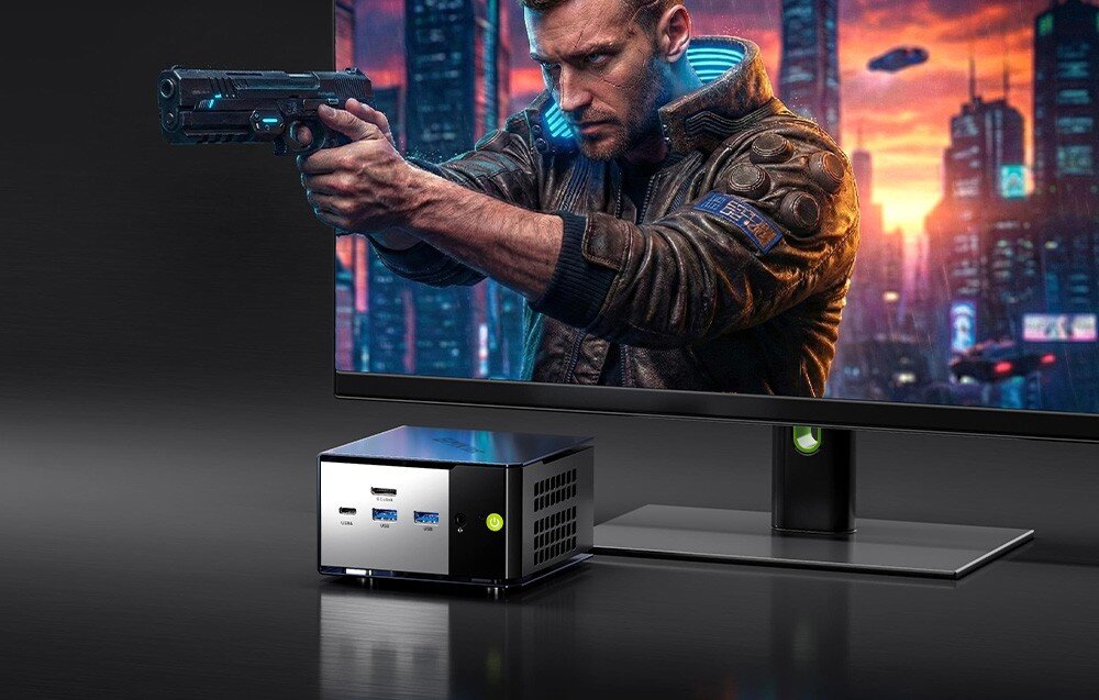 Komputer GMKTEC K16 Mini PC GMKtec K6 stoi obok monitora wyświetlającego dynamiczną scenę z gry akcji w klimacie cyberpunk