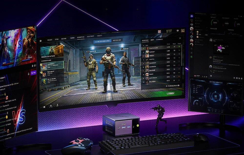 Komputer GMKTEC K16 Stanowisko gamingowe z trzema monitorami wyświetlającymi interfejs gry oraz Mini PC GMKtec K6 umieszczonym centralnie pod głównym ekranem.