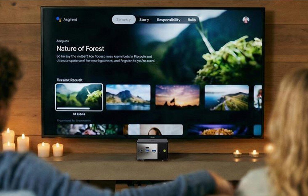 Komputer GMKTEC K16 Para ogląda film przyrodniczy na dużym ekranie telewizora zasilanego przez ukryty pod nim Mini PC GMKtec K6 w przytulnym salonie