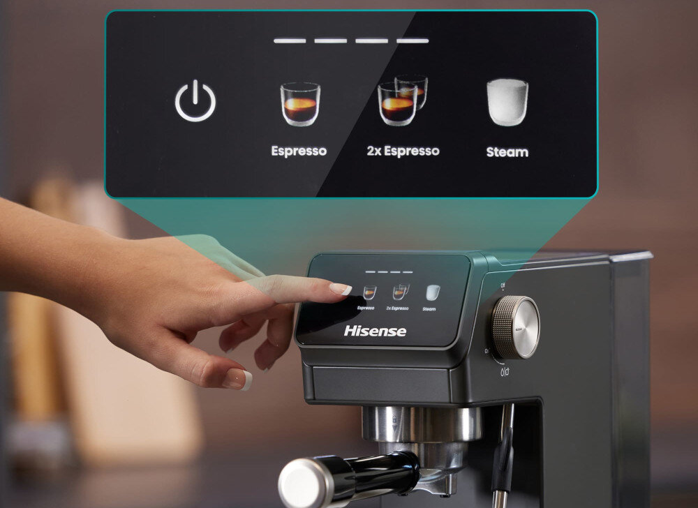 Osoba naciska przycisk na panelu sterowania ekspresu do kawy marki Hisense. Na panelu widoczne są ikony i napisy: Espresso, 2x Espresso, Steam.