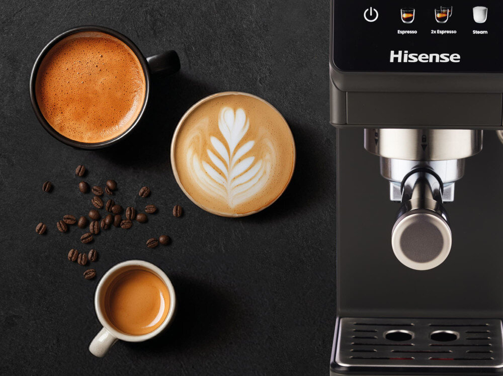 Na ciemnym tle znajdują się trzy filiżanki z kawą, ziarna kawy oraz ekspres do kawy z widocznym logo Hisense. Na panelu ekspresu widoczne są ikony: Espresso, 2x Espresso, Steam.
