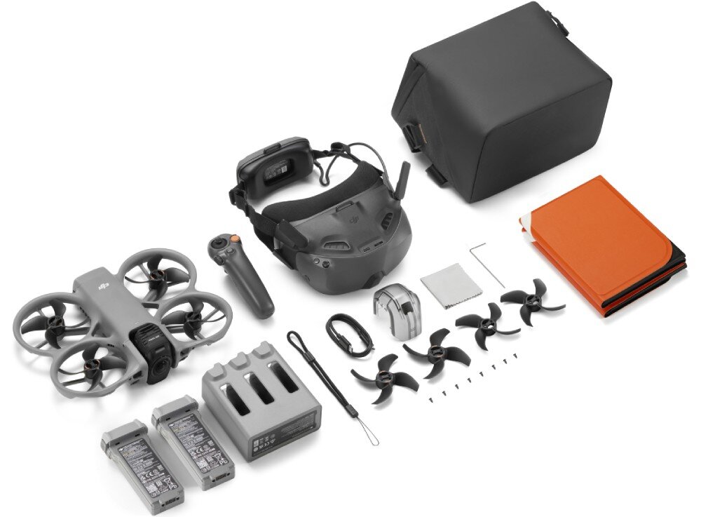 Na obrazie znajduje się zestaw drona z akcesoriami, w tym gogle, kontroler, baterie, ładowarka, śmigła i torba. Widoczne jest logo DJI na dronie i goglach.