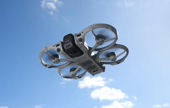 Dron DJI w trakcie lotu.