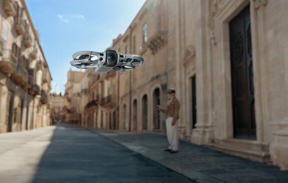 Dron DJI w trakcie lotu.