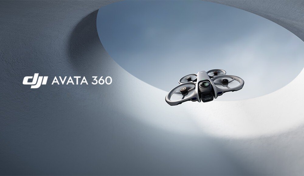 Obraz przedstawia drona z wbudowaną osłoną śmigieł na tle nieba i struktury architektonicznej. Widoczny jest tekst: \'DJI AVATA 360\'.