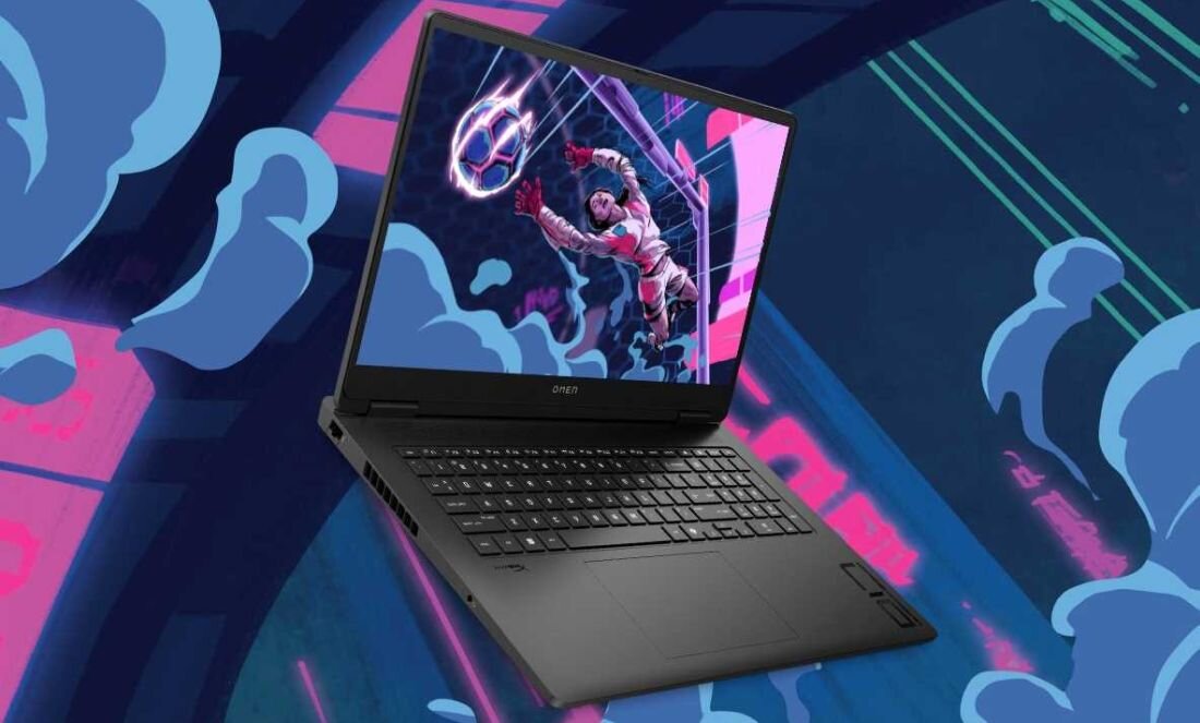 Laptop gamingowy HP Omen 17 na tle dynamicznej, komiksowej grafiki, na ekranie piłkarz w locie uderzający piłkę, podkreślający szybkość dzięki pamięci DDR5 SDRAM i dyskowi SSD. - Wydajna pamięć i szybki SSD  