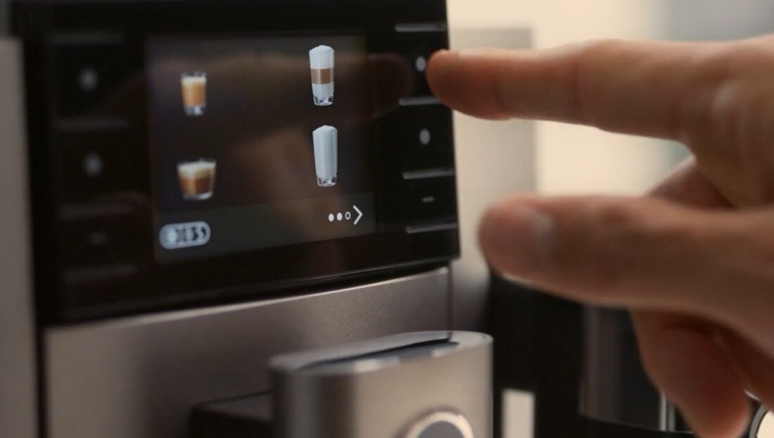 Ekspres JURA E8 Midnight Silver (ED)  Komfort w zasięgu dotyku Kolorowy wyświetlacz 3.5” z intuicyjnym menu i bocznymi przyciskami kawa ułatwienie wybór Kolorowe oznaczenia smak wygoda komfort