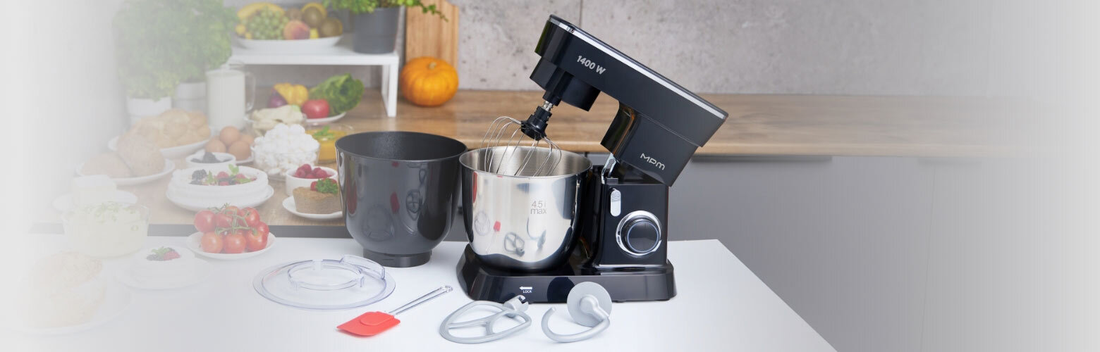 Robot planetarny MRK-25 z dwiema misami na kuchennym blacie. Obok akcesoria do robota.