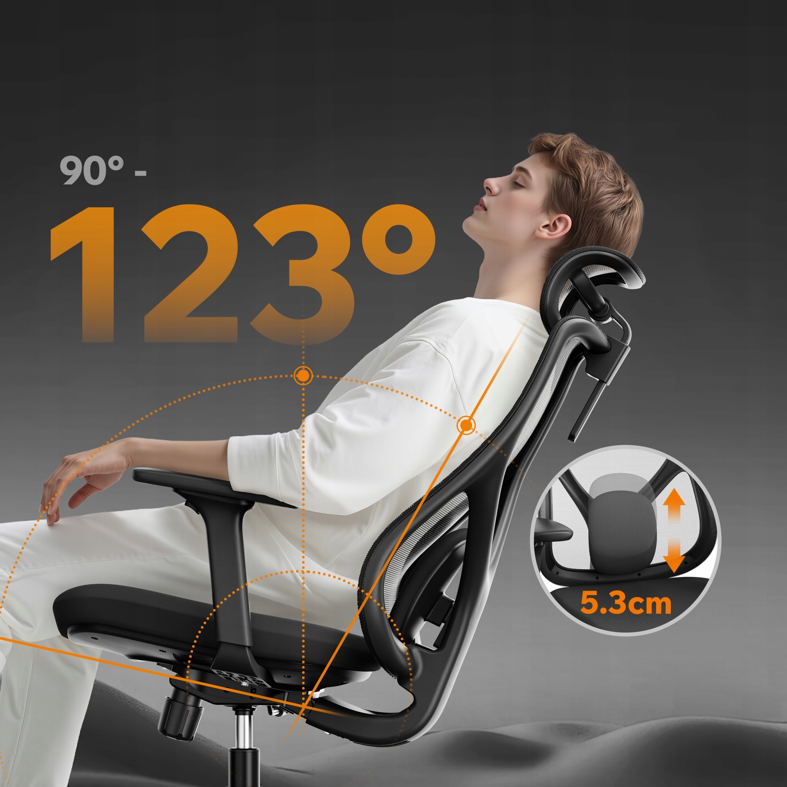 Osoba siedzi na czarnym ergonomicznym fotelu biurowym z regulowanym oparciem, które można ustawić pod kątem od 90° do 123°. Na obrazie widoczny jest również okrągły element z napisem \'5.3cm\'.