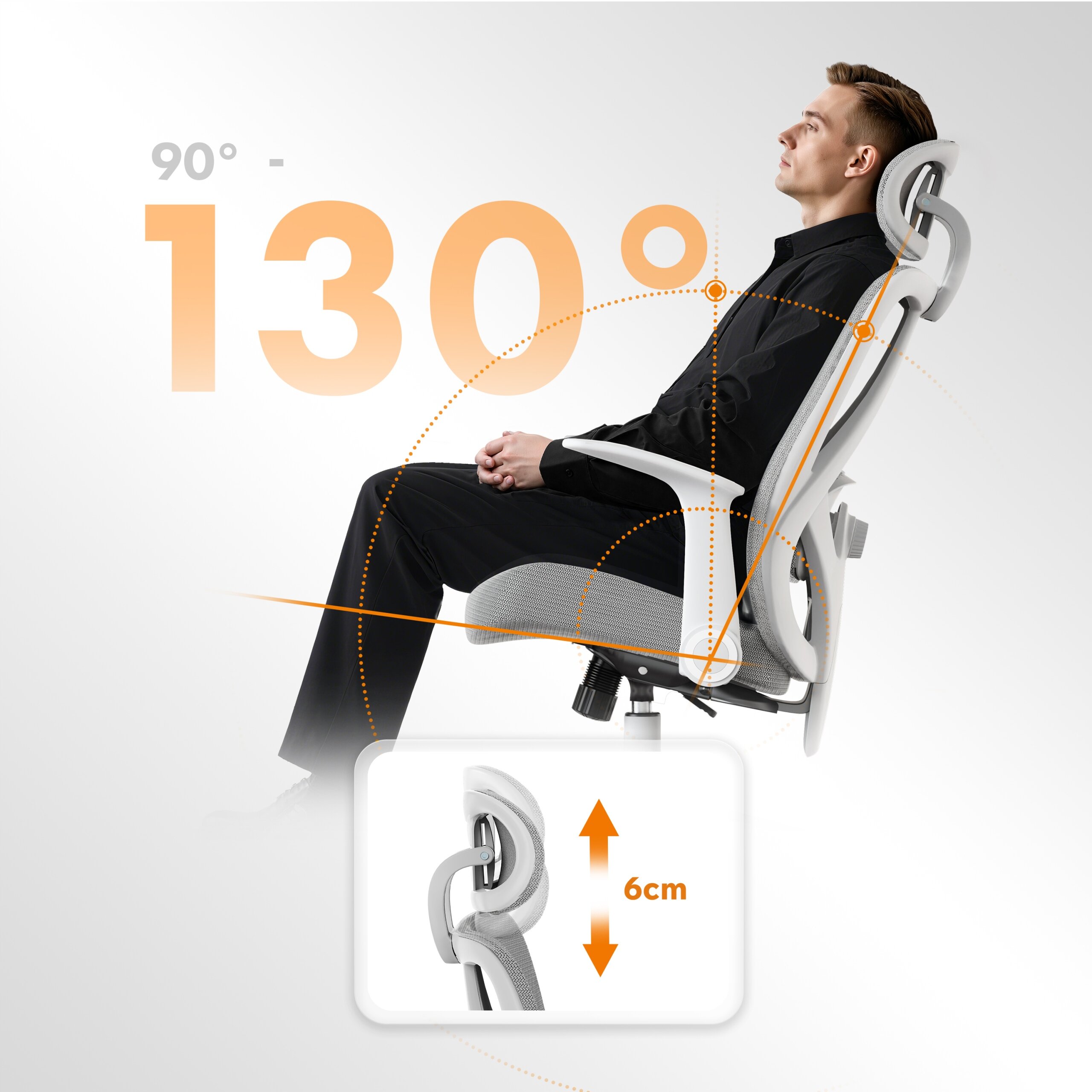 Osoba siedzi na szarym, materiałowym fotelu biurowym z ergonomicznym oparciem, które można regulować w zakresie 90° - 130°. Na obrazie widoczny jest również fragment mechanizmu regulacji z opisem \'6cm\'.