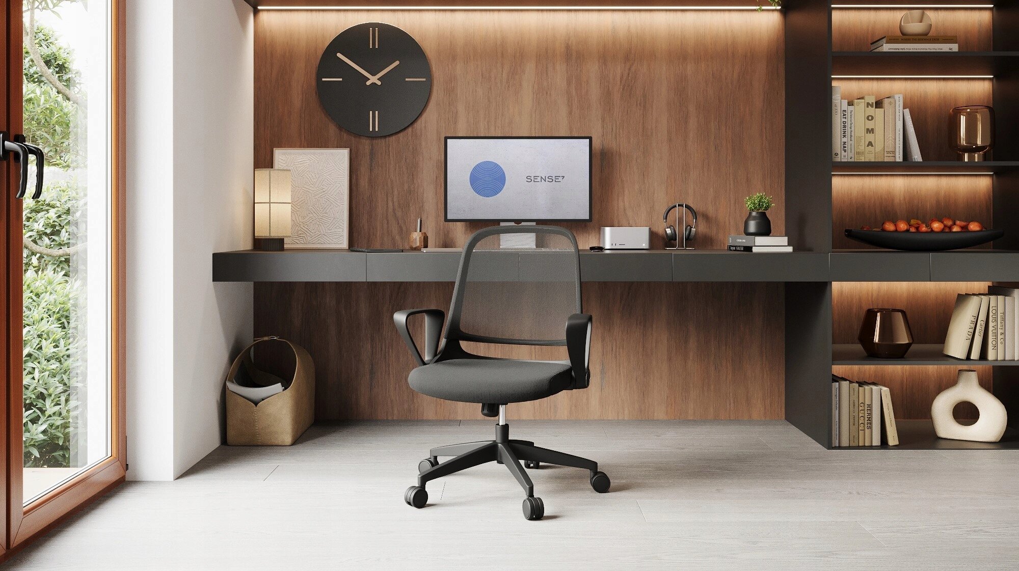 Wnętrze nowoczesnego biura z drewnianą ścianą, na której znajduje się zegar i monitor z logo \'SENSE7\'. Na środku stoi czarny, ergonomiczny fotel biurowy na kółkach.
