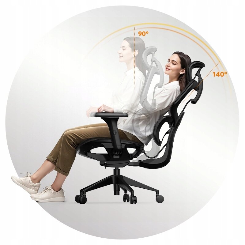 Obraz przedstawia osobę siedzącą na czarnym, ergonomicznym krześle biurowym z siatki mesh, które można regulować w zakresie odchylenia o 90° do 140°.