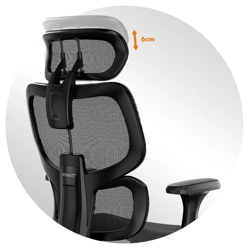 Obraz przedstawia tył czarnego, ergonomicznego krzesła biurowego z siatki mesh. Widoczna jest regulacja zagłówka z oznaczeniem \'6 cm\' oraz logo \'SENSE7\'.