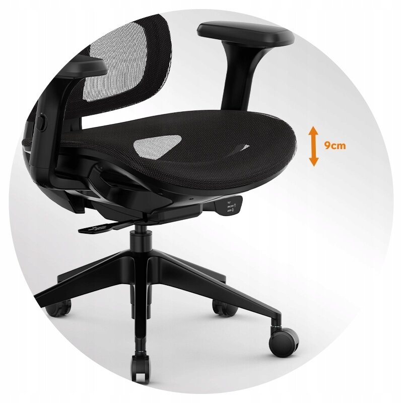 Czarne biurowe krzesło ergonomiczne z siatką mesh, posiada regulowane podłokietniki i mechanizm regulacji wysokości siedziska o 9 cm. Krzesło jest na pięcioramiennej podstawie z kółkami.
